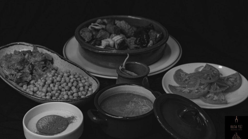 plato de cocido típico de invierno